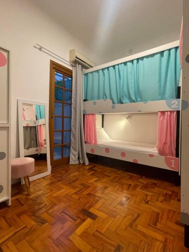 Morada City Hostel客房内的一张或多张双层床