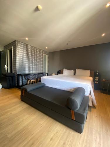 巴西利亚Lindo Flat Part Grand Mercure Varanda aconchegante的一间卧室配有一张大床和一张沙发