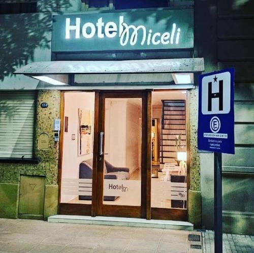 布拉加多Hotel Miceli的一间酒店前窗的商店