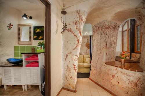 库伯佩迪盯奇迪杜古度假屋的一间铺有大理石墙的房间