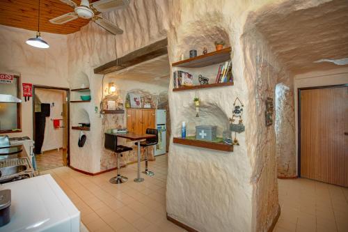 库伯佩迪盯奇迪杜古度假屋的厨房设有1间带台面墙的房间