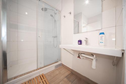巴黎君悦旅馆酒店（前布卢瓦酒店）的带淋浴、盥洗盆和镜子的浴室