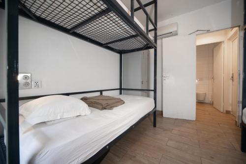 巴黎君悦旅馆酒店（前布卢瓦酒店）的一间卧室配有一张黑色框双层床
