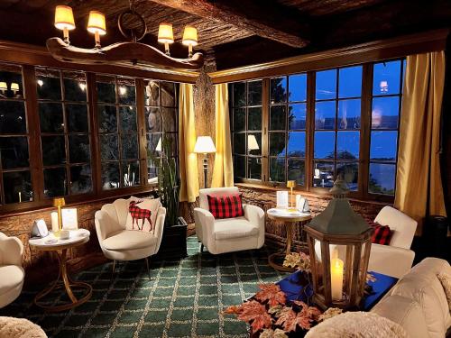 悉尼The Latch Inn的客厅配有白色家具和大窗户