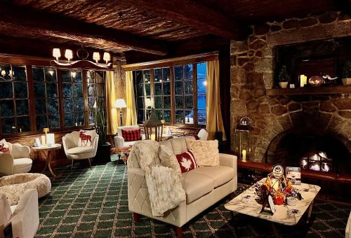 悉尼The Latch Inn的带沙发和石制壁炉的客厅