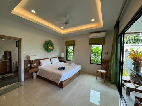 拉威海滩Nenuphar Villa by G Estate的一间卧室,卧室内配有一张大床
