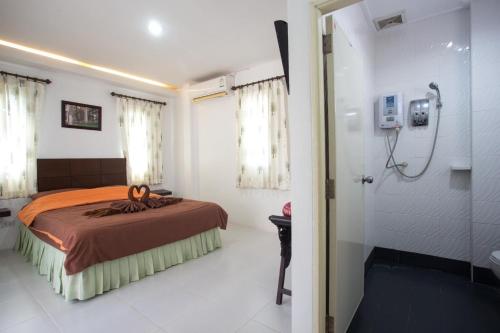 Ban Thung ChaoTreeside Guest House Resort的一间卧室配有一张床和淋浴,还有一间浴室