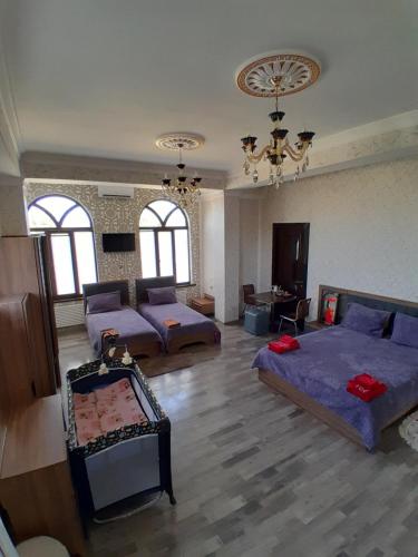 甘贾Delfin Guest House的大房间设有两张床和一张沙发