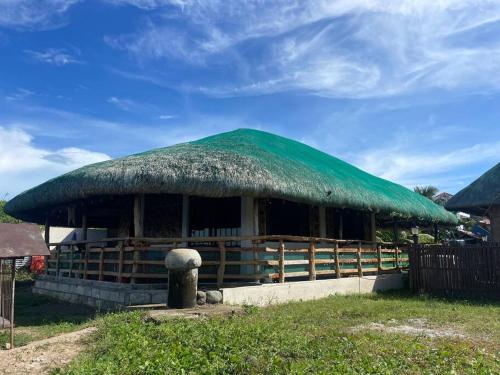 马斯巴特Maria Kulafu Kubo House 1 BIG BEDROOM with Wifi的一个带草屋顶的大型小屋