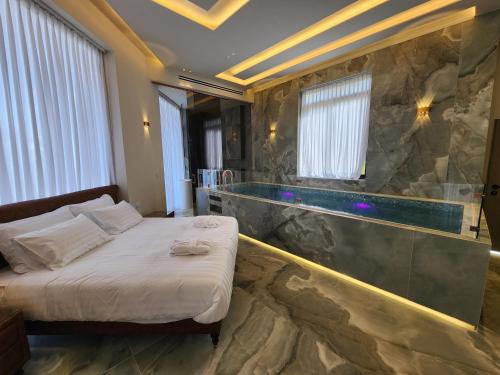 耶路撒冷תבל PRIVATE HOTEL的酒店客房配有一张床和浴缸。