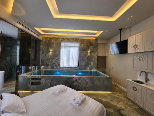 耶路撒冷תבל PRIVATE HOTEL的带浴缸、床和盥洗盆的浴室