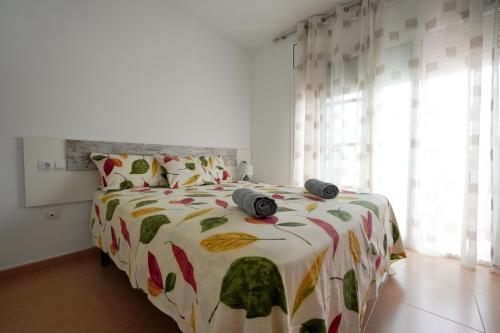 圣海梅-德恩韦哈EBRE-SET的一间卧室配有一张带被子和枕头的床