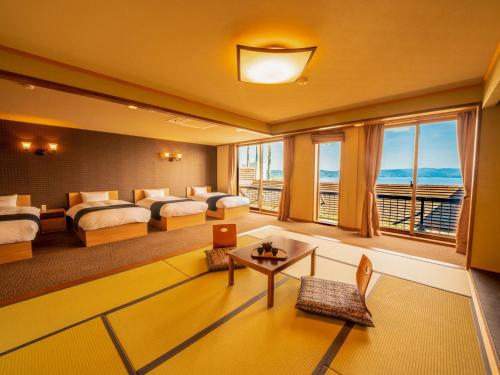 平戸市Yukai Resort Premium Hotel Ranpu的酒店客房设有两张床,享有海景。