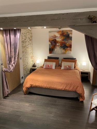 戛纳戛纳阁楼公寓的一间卧室配有一张大床和两个枕头