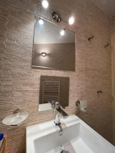 蒙热内夫尔Le repère de Bianca, le premier de cordée的浴室设有白色水槽和镜子