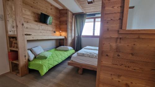 巴塞尔加·迪·皮纳Guest House Dolomiti的一间小卧室,配有双层床和窗户