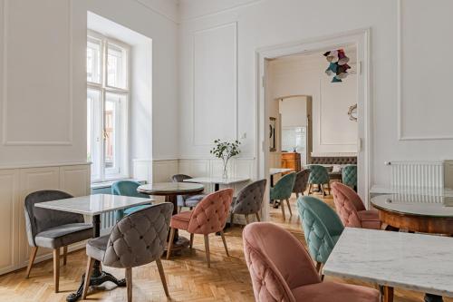 布达佩斯House Beletage-Boutique的配有桌椅和镜子的房间