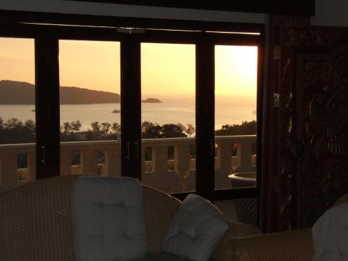 芭东海滩Prince Edouard Apartments & Resort SHA extra plus的客厅设有窗户,享有海景