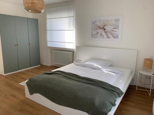 巴登-巴登Eckberg Apartment near City Centre & Nature的一间卧室,卧室内配有一张大床