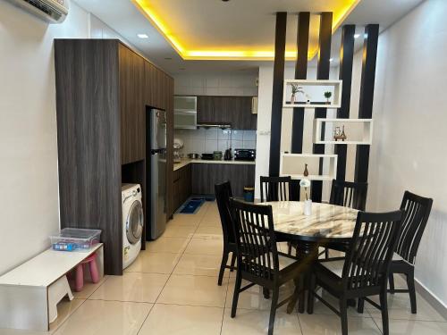 梳邦再也Damen Suite (A) Sunway Subang by DW的厨房以及带桌椅的用餐室。