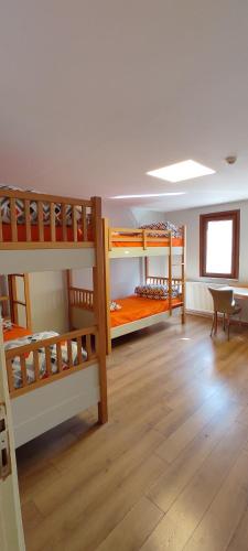 伊斯坦布尔SAMATYA APARTı的客房设有三张双层床和一张桌子。