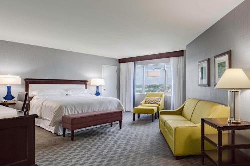 阿林顿阿灵顿喜来登酒店 的酒店客房,配有床和黄色椅子