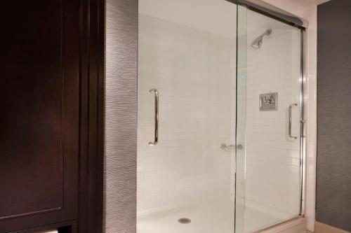 阿林顿阿灵顿喜来登酒店 的带淋浴的浴室和玻璃门