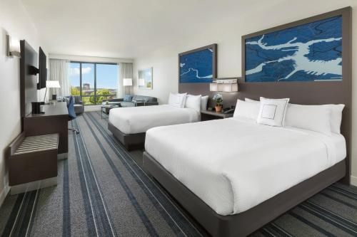 剑桥波士顿剑桥万怡酒店的酒店客房配有两张床和一张书桌