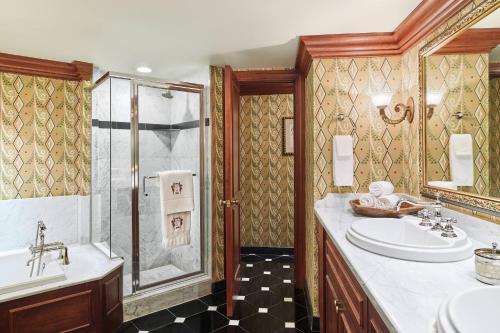 丹佛布朗宫酒店和水疗中心， 自主品牌系列的一间带水槽和淋浴的浴室