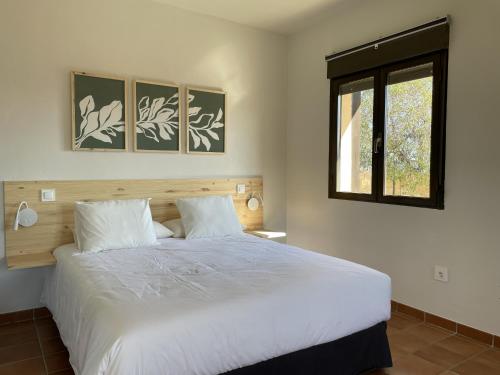 洛索亚河畔加尔甘蒂利亚Apartamentos Los Pocillos的卧室配有一张大白色床和窗户