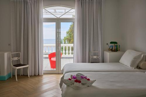 卡尼索Inn & Art Madeira的一间卧室设有两张床和一个美景阳台