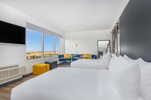 威斯敏斯特Aloft Denver North Westminster的酒店客房设有两张床和大窗户。