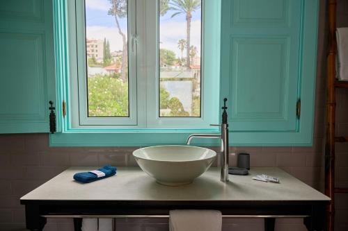 卡尼索Inn & Art Madeira的一间带碗水槽和窗户的浴室