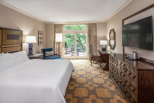 圣安东尼奥The Westin Riverwalk, San Antonio的酒店客房设有一张大床和一台电视。