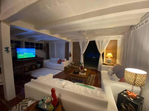 塞古罗港Nature Stay的客厅配有白色沙发和电视
