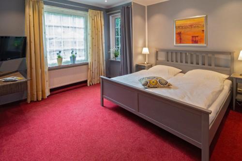 耶弗尔Hotel am Elisabethufer的一间卧室配有一张大床和电视