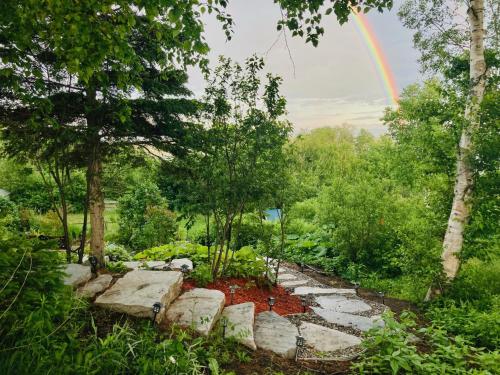 拜圣保罗格布赫布酒店的一座花园,花园内有岩石和彩虹