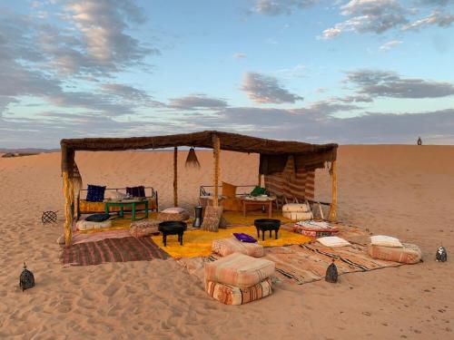 姆哈米德Authentique berber Camp的沙漠中的一个帐篷