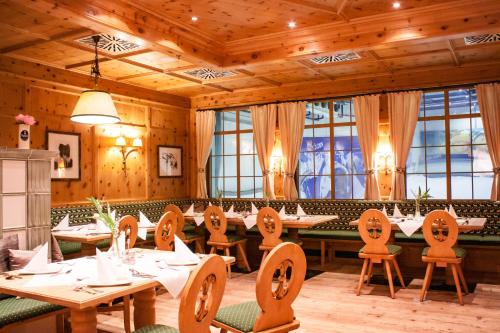 比斯平根比斯平根高级度假酒店的用餐室设有桌椅和窗户。