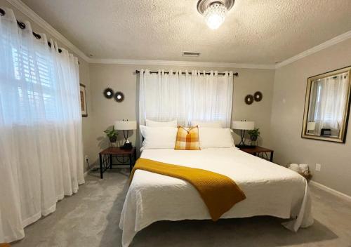 格林斯伯勒RusticParaiso: Family, Team & Group Urban Retreat的一间卧室配有一张黄色毯子床