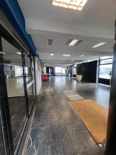 科隆Ferienwohnung in Köln 2909的办公室大楼的空走廊,有地毯