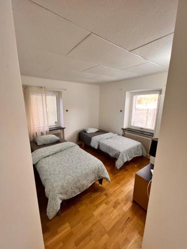 马尔默HBA Appartments的一间卧室设有两张床和两个窗户。