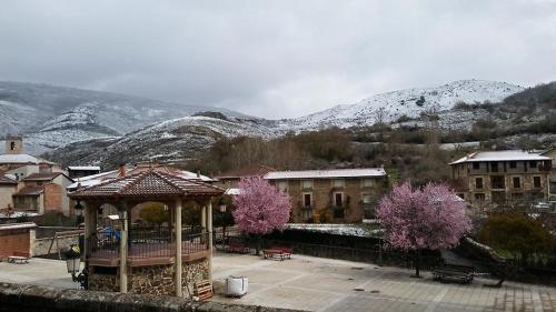 Canales de la SierraLa Villa的一座位于白雪覆盖的山城中的凉亭