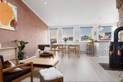 奥斯陆Penthouse in Oslo's hippest district Grünerløkka的客厅配有桌椅和窗户。