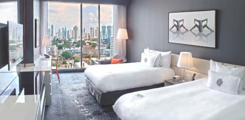 巴拿马城奥托格拉夫品牌系列索提斯酒店的酒店客房设有两张床和大窗户。