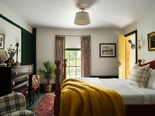 LovellThe Ell, a Historic, Luxurious 2 bed, 2 bath Private Suite in Lovell的一间卧室配有一张黄色毯子床
