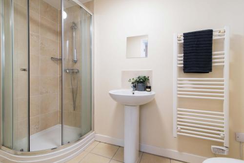 德比cheerful double en-suite with free wifi的一间带水槽和淋浴的浴室
