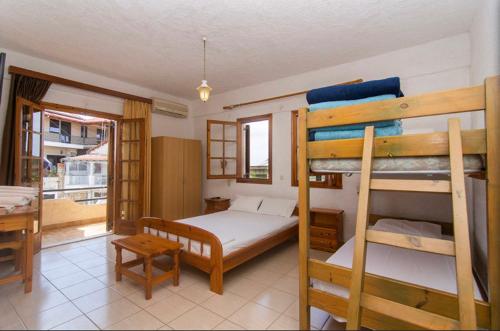 波帝卡Thaleia view的一间卧室设有两张双层床和一张桌子