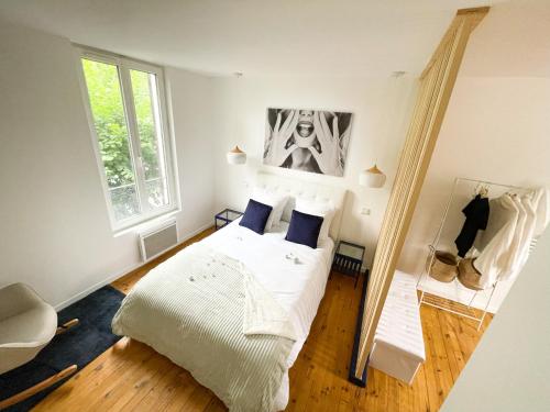 勒蒙多尔Appartement Rose velours的卧室配有白色的床和窗户。