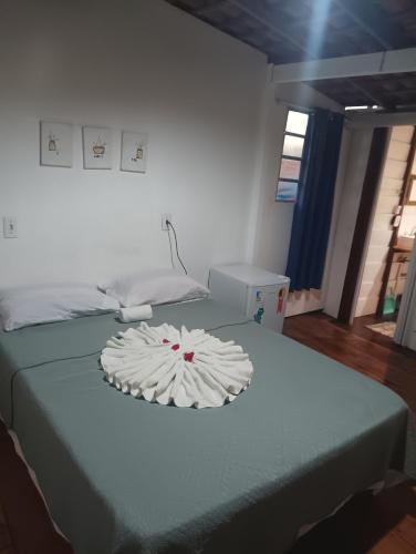 阿廷斯Quartinho Branco的一间设有两张床的房间,床上有一个盘子